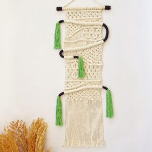 painel de parede pequeno em macramê na cor cru e verde