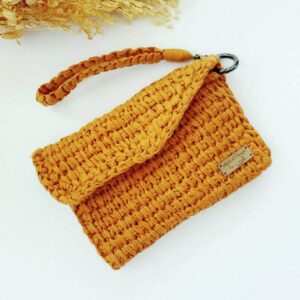 bolsa clutch em crochê com rafia de Pet