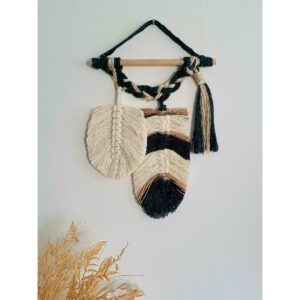 painel de parede com duas penas de macramê
