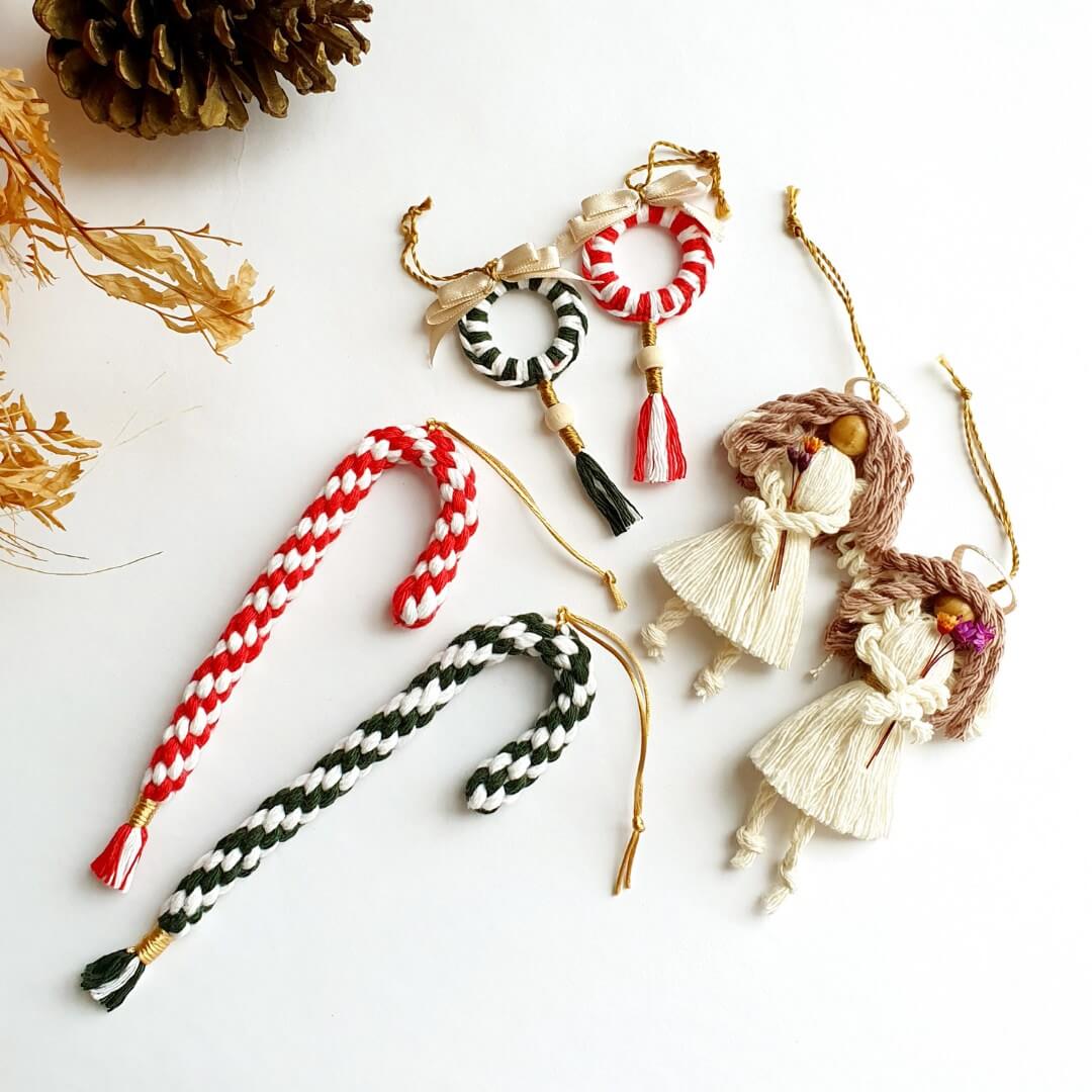 seis pingentes de natal em macramê sendo dois anjos, duas bengalas e duas guirlandas