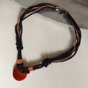 colar de corda feito em macramê com pingente de Ágata