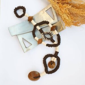 colar de mesa ou escultura têxtil na cor marrom escuro e cru