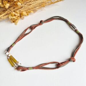 colar artesanal feito com fios de algodão verde e marrom, madrepérolas naturais e ágatas na cor verde oliva