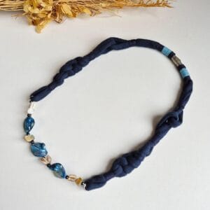 Colar feito artesanalmente com fio de malha na cor azul marinho. Possui madrepérolas azuis e detalhes em fio de algodão nas cores azul marinho e turquesa