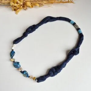 Colar feito artesanalmente com fio de malha na cor azul marinho. Possui madrepérolas azuis e detalhes em fio de algodão nas cores azul marinho e turquesa