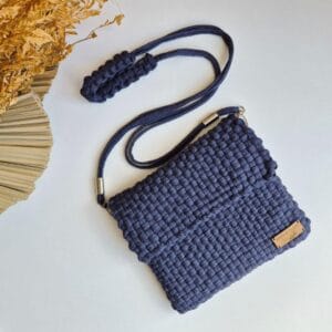 bolsa azul escuro feita à mão com fio de malha ecológico