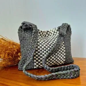 bolsa artesanal em fio de malha combinada em duas cores: cinza-mescla e bege.