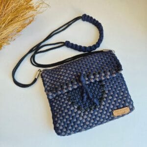 Bolsa tiracolo artesanal cor azul marinho e cinza chumbo, tecida com fio de malha com técnicas de tecelagem e macramê.