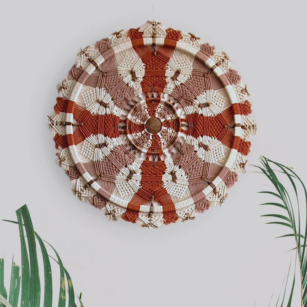 Mandala três cores Mandala em macrame, feita com barbante de algodão em cores terrosas. Perfeita para deixar o espaço cheio de aconchego.