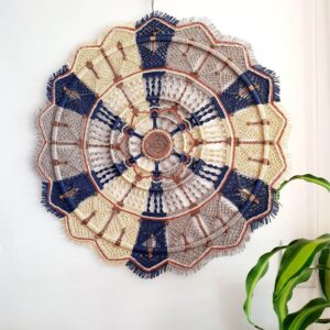 Mandala grande feita em macramê com rafia de papel. Super leve e fácil de pendurar na parede.
