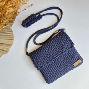 Início bolsa tiracolo artesanal azul, leve e pequena, feita com fio de malha. Possui alça removível em fio de malha.